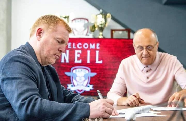 Dan Șucu și Neil Lennon în momentul semnării contractului nord irlandezului cu Rapid.